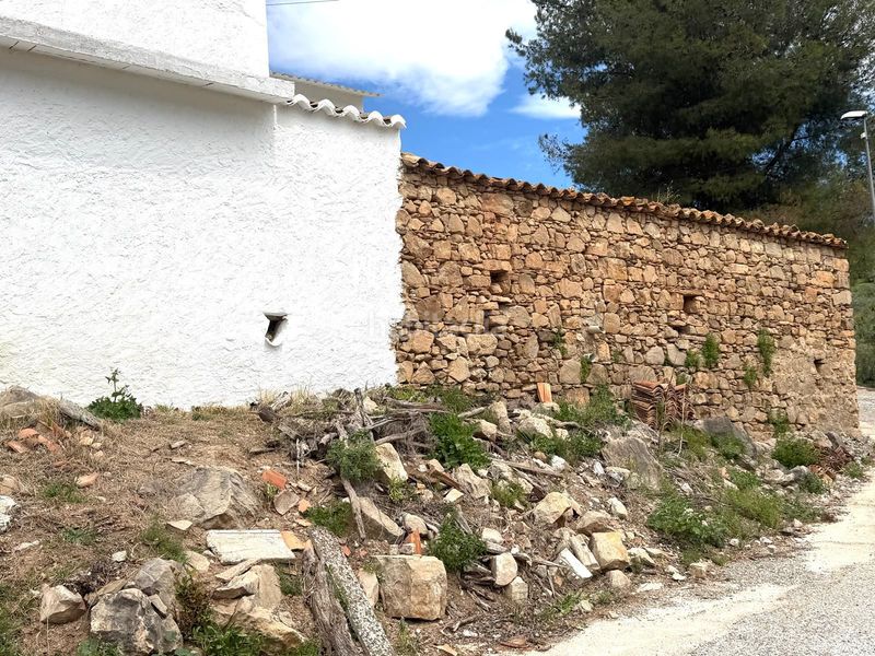 Foto f09c78f3-9e79-4905-932d-e0712b248466. Masia amb aparcament a Comares