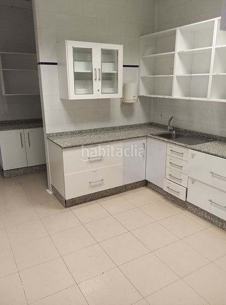 Foto d0e3508c-dc4a-4954-919e-f074e8bd2a27. Edificio en Cabra