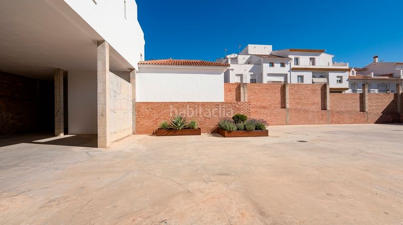Foto dd11953b-3217-4cd0-a797-0da7beb8b398. Edificio in Guaro