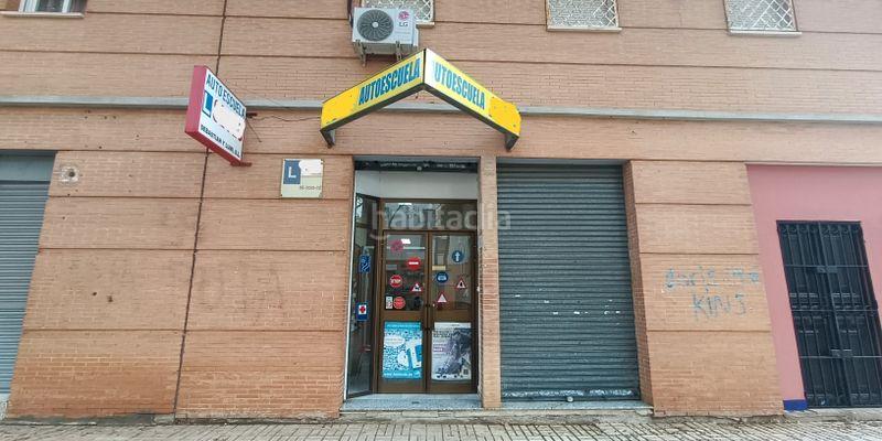 Foto b0cffcc7-2c0c-4c4f-848a-f1f2bb65fd4d. Local comercial en colores - entreparques Sevilla