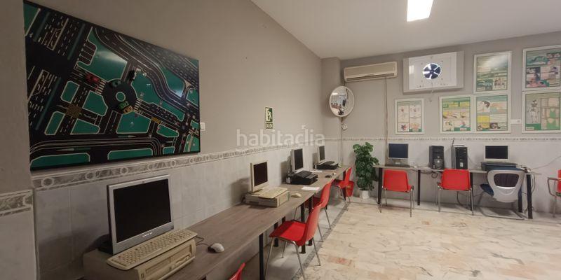 Foto eb6cd0b0-2a67-4e5d-b35e-551f06f20464. Local comercial en colores - entreparques Sevilla