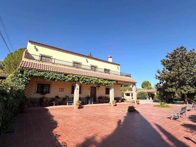 Foto a9fd41b3-f5fa-4eab-acb2-473c883596d1. Casa amb aparcament a Zona de la Vega Antequera