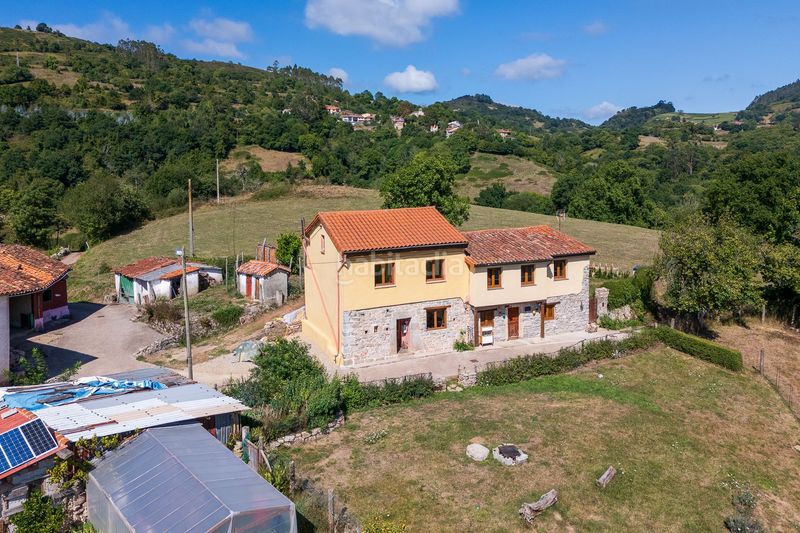 Foto 77d3b054-95f9-424c-b9a7-8771fc851c30. Casa adossada a Cabranes
