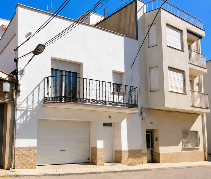 Foto f9d9770b-fbcc-488b-9db4-1a2fb8d04429. Casa adossada amb aparcament a Alcanar