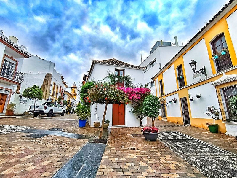 Foto ce15af56-d556-4d37-9516-973c459e5be9. Pis amb aparcament a puerto de Estepona Estepona