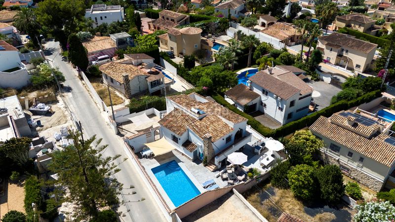 Foto c0b46e32-6fec-40d1-9e6e-089bc7542058. Casa amb aparcament a Cala Advocat-Baladrar Benissa