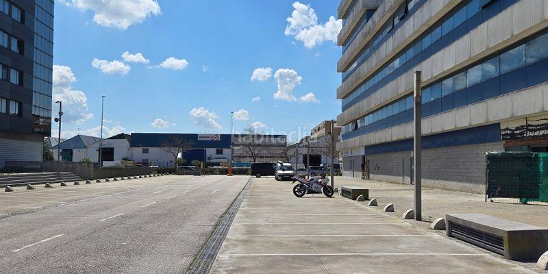 Foto fbd396a8-fc00-49bc-8f84-d07cf884be9c. Parking voiture dans Palmete Sevilla