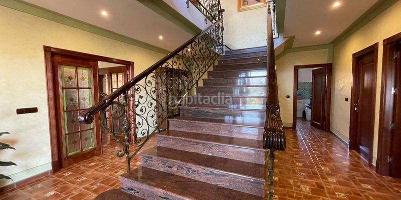 Foto bd7e8002-6a3a-4c57-b557-722d86f96f22. Maison avec parking dans Loja