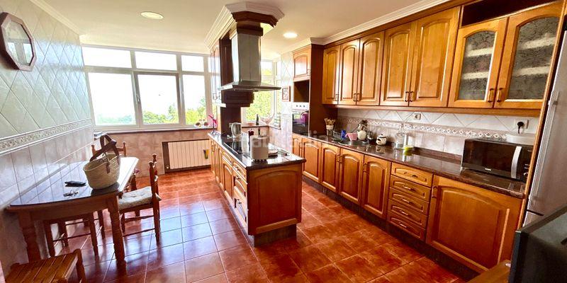 Foto 72c225b9-d9f2-49cb-8991-4a070ee81954. Casa con parcheggio in Parroquias Sur - La Manjoya Oviedo