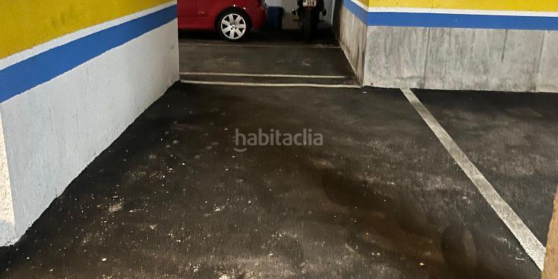 Foto e617d222-8cd3-4a05-bd7a-ad8903d2ea08. Parking voiture dans Llanes pueblo Llanes