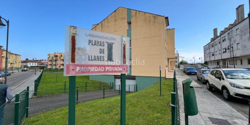 Foto f9cfda52-5bc8-41c6-813d-2a92837fffba. Parking coche en Llanes pueblo Llanes