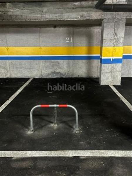 Foto a0e34599-3098-4050-a7b2-34e6ef7850ea. Parking coche en Llanes pueblo Llanes