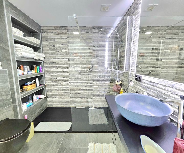 Foto 05c6695f-6d3f-4f21-aa6b-619c8f3c5887. Casa amb aparcament a Limpias