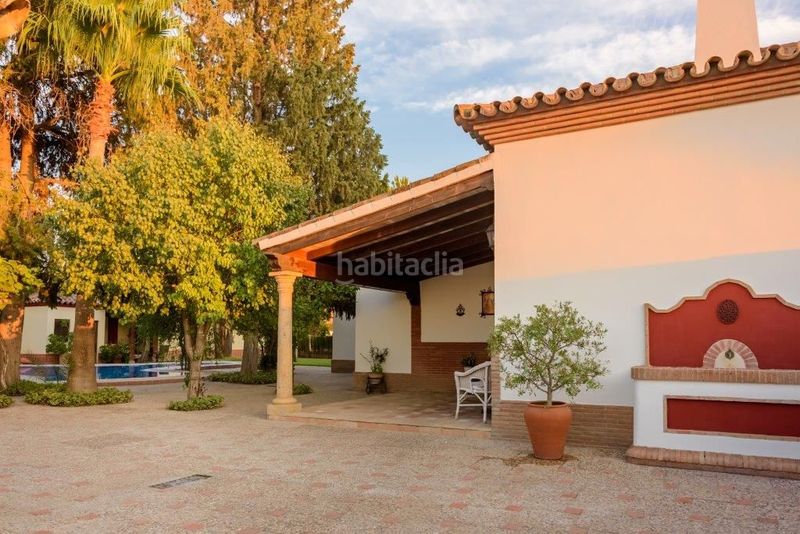 Foto c762f950-8cc6-4de9-bfd9-e12e85b9d9ef. Casa amb aparcament a San Lorenzo Sevilla