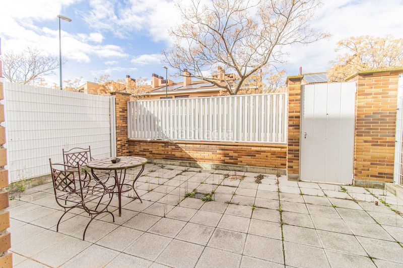 Foto 67300c5d-407d-4583-8619-96e74693f5be. Casa adossada amb aparcament a Miralbueno Zaragoza