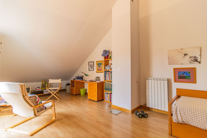 Foto c9b366dc-b0fc-4a46-a1eb-d96754e6147c. Casa adossada amb aparcament a Miralbueno Zaragoza