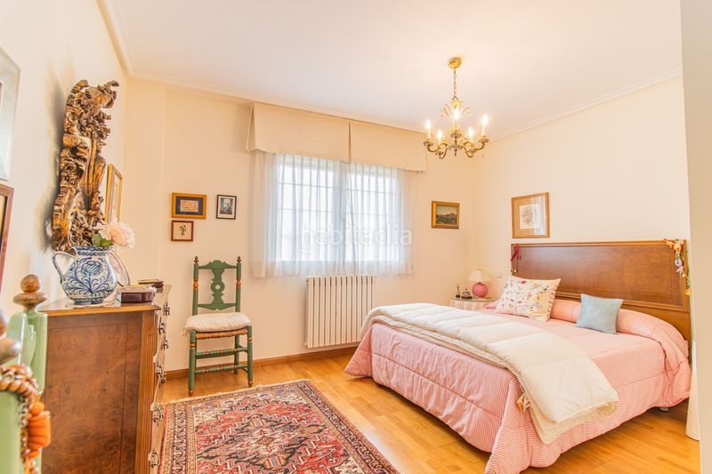 Foto ca0ac02a-7ab9-4387-b9b6-a90acb6fedfe. Casa adossada amb aparcament a Miralbueno Zaragoza