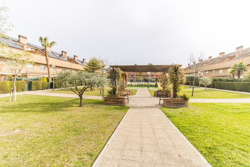 Foto ea2d0c2c-41cc-4f3c-8749-e7ce3ba1d064. Casa adossada amb aparcament a Miralbueno Zaragoza