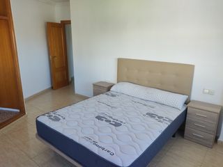Miete Etagenwohnung  Calle de santa rita 6. Amplio piso en la fama