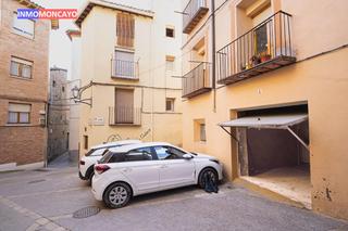 Aparcament cotxe a Tarazona. Se vende garaje con local próximo al ayuntamiento