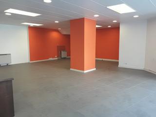 Local commercial à Centro. Se vende local comercial de 200 metros en el centro de soria