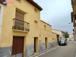 Masia a Novallas. Se vende casa con solar anexo en el centro de novallas