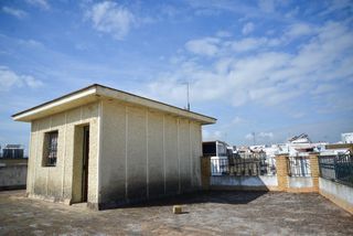 Maison jumelée à Santiponce. Chalet adosado de esquina en santiponce