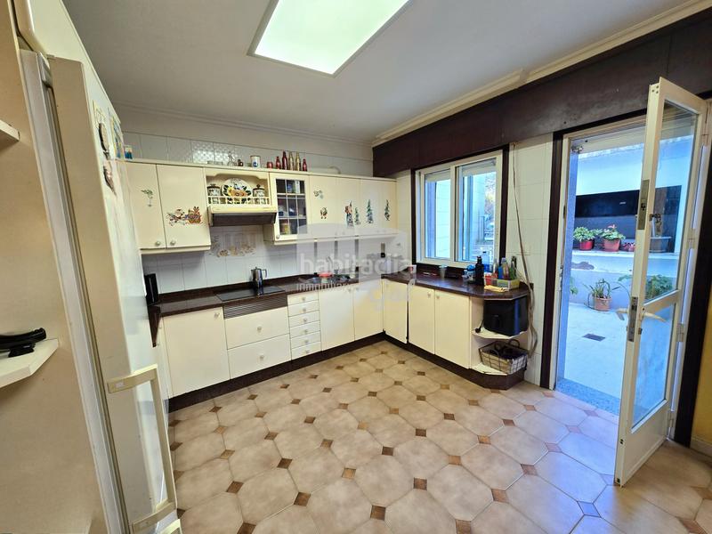 Foto 54589a00-c98e-4aae-ad86-9c38b9b21fc9. Semi detached house with fireplace heating parking in Vigo