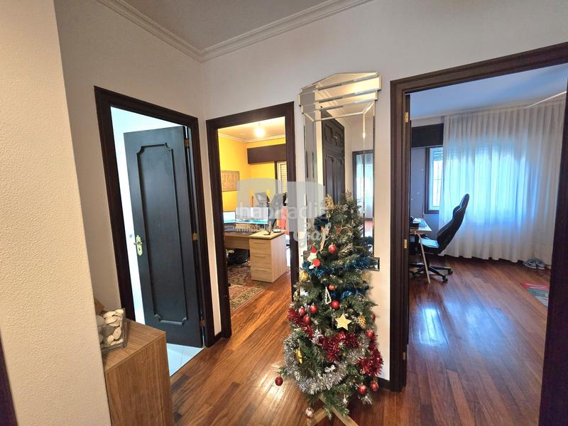 Foto ccf4d9ad-e83c-473c-8908-270594615dc2. Semi detached house with fireplace heating parking in Vigo