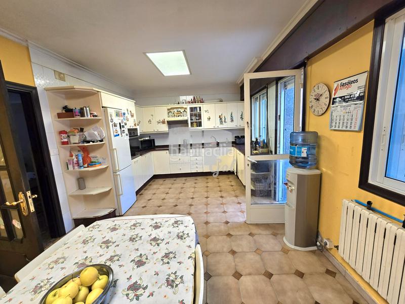 Foto e8e02ad8-f116-4baa-a3bd-92e8c11d942a. Semi detached house with fireplace heating parking in Vigo