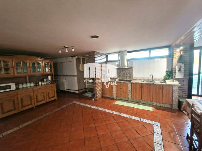 Foto b3c0e297-58a7-4019-98f1-51fc0f918f63. Chalet with fireplace heating parking in Sardoma - Castrelos Vigo