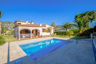 Casa a Olot 42. Villa tradicional española con fantástico jardín y piscina priva
