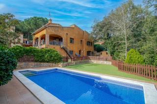 Casa  Carrer del montsià. Villa ona espectacular villa con piscina privada y vistas a la m
