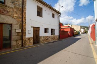 Casa  Carrer de i´illa. Encantadora casa de pueblo con parcela edificable en el corazón