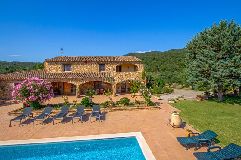 Foto ce856bda-b67c-4019-b461-e4e45ae15331. Masia amb calefacció piscina a Cabanyes-Mas Ambrós-Mas Pallí Calonge