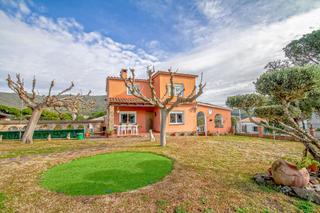 Casa  Carrer sud. Amplia villa familiar con interiores elegantes y gran potencial