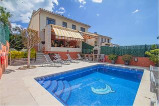 Maison jumelée à Cami del pla del llop 21. Casa adosada en palamós  zona residencial tranquila con vistas,