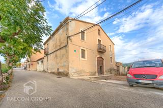 Casa  Avinguda del penedès. Casa gigantesca en terreno urbano – ¡infinidad de posibilidades