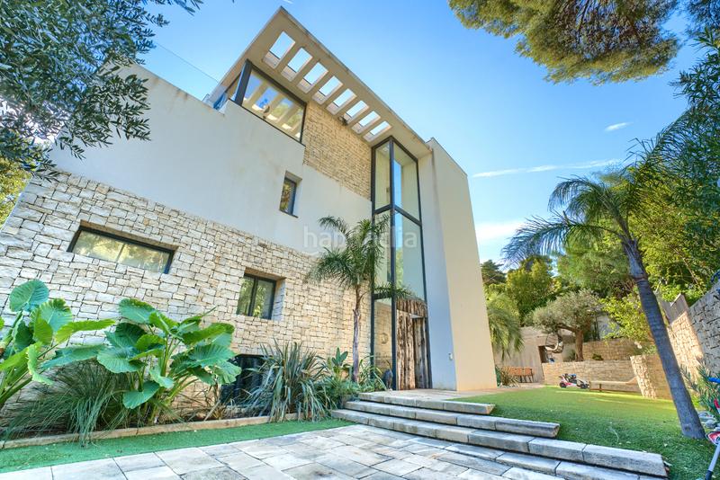 Foto 49de90fd-aadd-42f9-bba3-aed59e487786. Chalet with fireplace heating parking pool in Bellamar Castelldefels