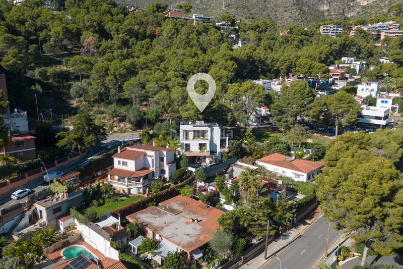 Foto d0ede5a3-8d80-44bf-8030-fec6b3942a39. Chalet with fireplace heating parking pool in Bellamar Castelldefels