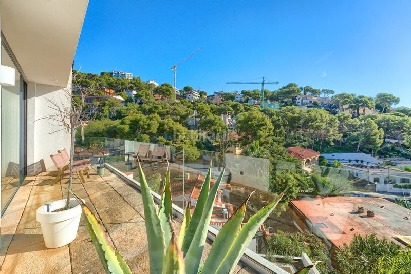 Foto e62b21a2-6967-4a33-aad3-90b1f95deb25. Chalet with fireplace heating parking pool in Bellamar Castelldefels