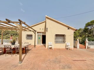 Casa  Carrer obagues. Finca con dos viviendas independientes y gran parcela en olesa d