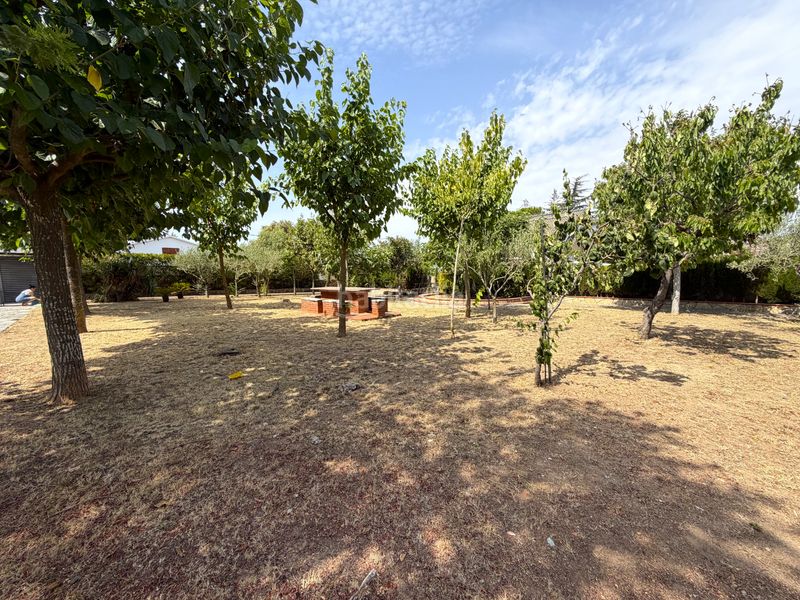 Foto a9d40860-6929-4c9e-8885-d1ea8f721f70. Masia amb xemeneia aparcament piscina a Mediona