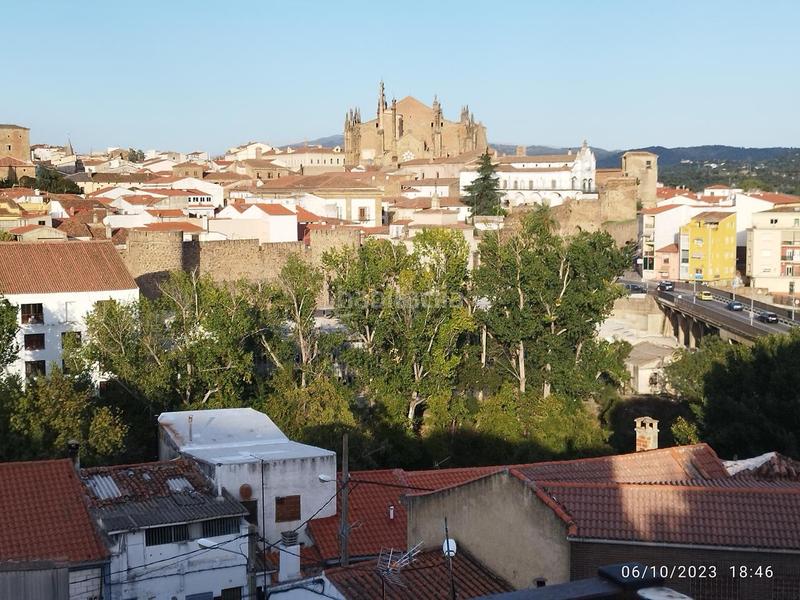 Foto c175ae8e-fe6d-4bb7-8d91-2829a157c16f. Casa  con patio y terraza en Zona Sur - Av. De España - San Miguel Plasencia