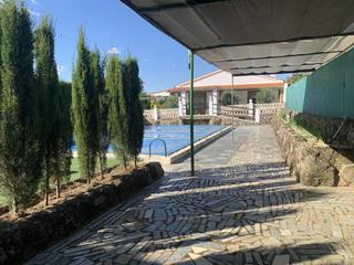 Casa  O. Chalet en una sola planta con agua en abundancia y luz