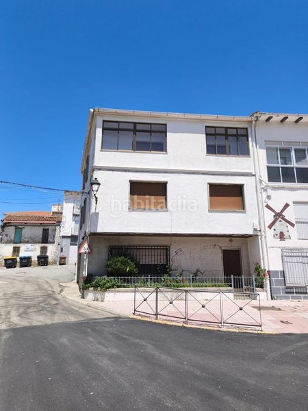 Foto a090de40-c5a9-4965-aa03-8db33cc66fa7. Casa amb aparcament a Piornal