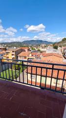 Pis  Carrer el puig de terrades. Ampli i llumins pis amb vistes al poble i a bellmunt, amb altel