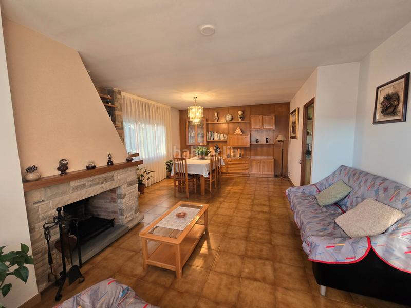 Foto 50d1ccec-8bd2-4c57-8523-49e765864069. Chalet avec cheminée chauffage parking dans Seva