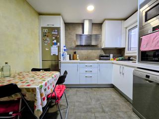 Piso en Torell�. Obre la porta, deixa les maletes... i comen�a a viure.