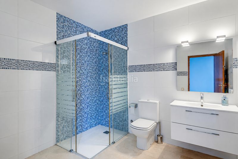 Foto e6f40d1b-0149-41c3-8dd8-4f1b656d03d4. Chalet con camino riscaldamento parcheggio piscina in Sitges